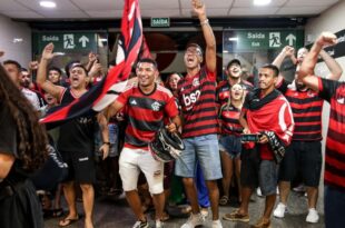 Torcedores recepcionam Time do Flamengo no aeroporto