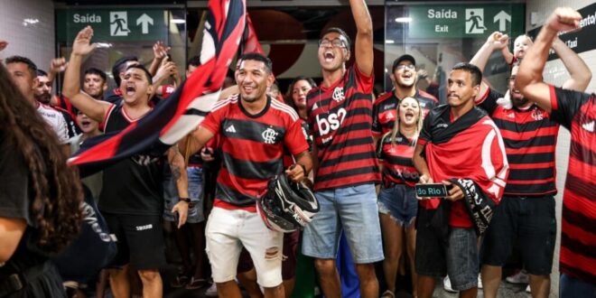 Torcedores recepcionam Time do Flamengo no aeroporto
