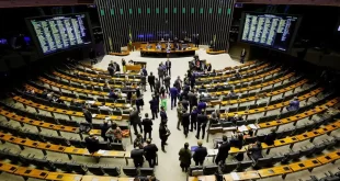 PEC do fim da escala 6x1 ultrapassa mínimo de assinaturas necessárias para tramitação na Câmara
