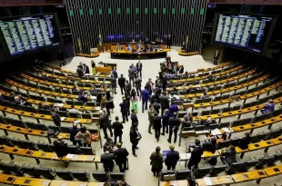 PEC do fim da escala 6x1 ultrapassa mínimo de assinaturas necessárias para tramitação na Câmara