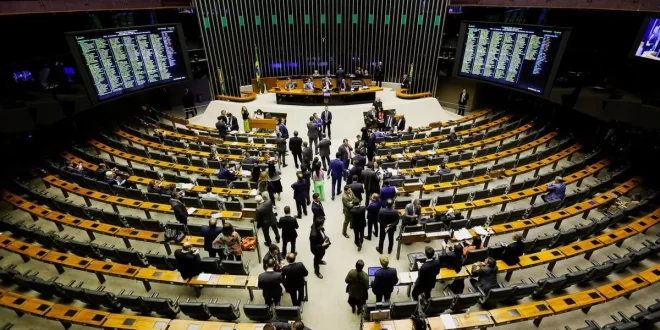 PEC do fim da escala 6x1 ultrapassa mínimo de assinaturas necessárias para tramitação na Câmara