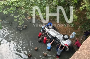 Motorista perde controle de carro e cai dentro do igarapé São Francisco