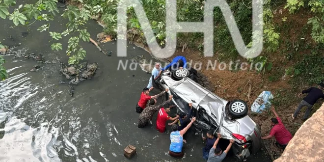 Motorista perde controle de carro e cai dentro do igarapé São Francisco
