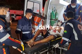 Jovem é brutalmente espancado com golpes de terçado