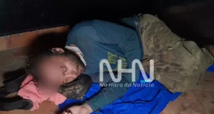 Morador em situação de rua é agredido a ripadas após ser pego fumando maconha em praça pública
