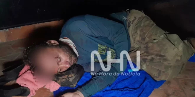 Morador em situação de rua é agredido a ripadas após ser pego fumando maconha em praça pública