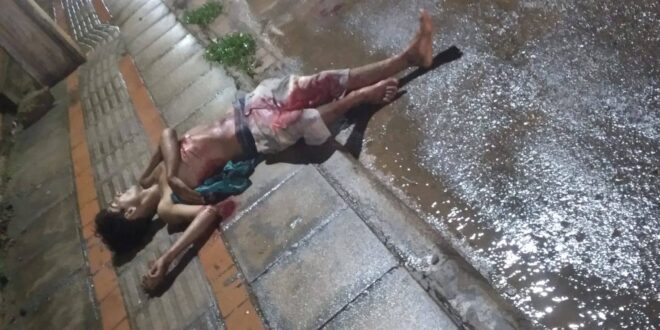 Jovem em situação de rua é esfaqueado e morre após correr ferido pelas ruas
