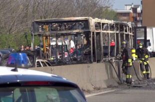 Passageiro incendeia ônibus em que viajava com outras 45 pessoas; veículo foi destruído