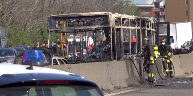 Passageiro incendeia ônibus em que viajava com outras 45 pessoas; veículo foi destruído