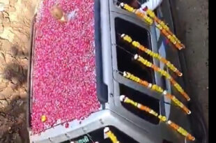 Família indiana realiza funeral para um carro e reúne milhares de pessoas