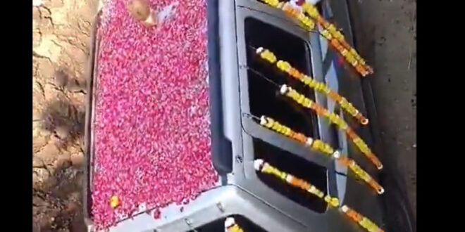 Família indiana realiza funeral para um carro e reúne milhares de pessoas