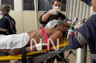 Monitorado por tornozeleira chega atirando em distribuidora e quase é morto a tiros