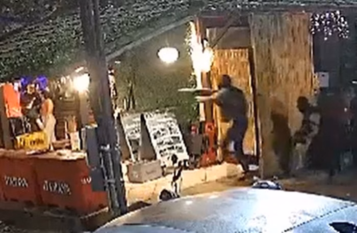 RJ: bandidos abrem fogo em quiosque lotado, matam PM e ferem turista