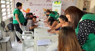Semulher realiza aula inaugural de curso de customização de guardanapos para mulheres vítimas de violência