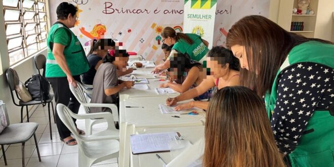 Semulher realiza aula inaugural de curso de customização de guardanapos para mulheres vítimas de violência