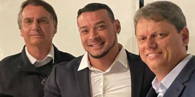 Provando do próprio veneno: deputado anticâmeras corporais apanha da PM e chora