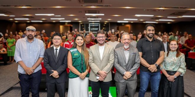 Governo do Acre entrega títulos definitivos a entidades religiosas em Rio Branco