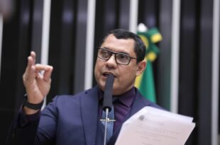 Coronel Ulysses está na lista dos deputados que pretendem ir a posse de Trump mesmo sem convite