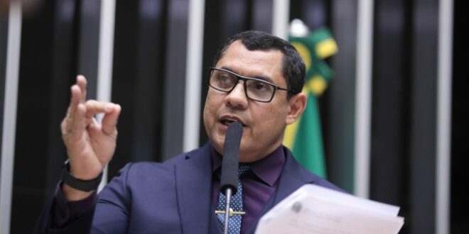 Coronel Ulysses está na lista dos deputados que pretendem ir a posse de Trump mesmo sem convite