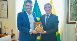 Gladson recebe embaixador de Portugal que está no Acre para a abertura da exposição ’50 anos da Revolução dos Cravos’