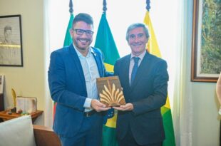 Gladson recebe embaixador de Portugal que está no Acre para a abertura da exposição ’50 anos da Revolução dos Cravos’