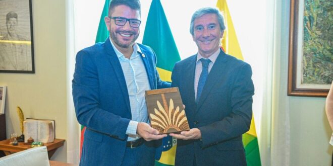 Gladson recebe embaixador de Portugal que está no Acre para a abertura da exposição ’50 anos da Revolução dos Cravos’