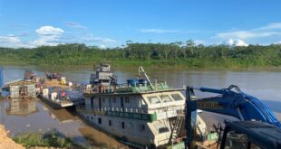 Unidade básica de saúde fluvial submerge no Rio Juruá
