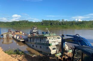 Unidade básica de saúde fluvial submerge no Rio Juruá