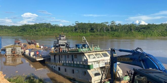 Unidade básica de saúde fluvial submerge no Rio Juruá