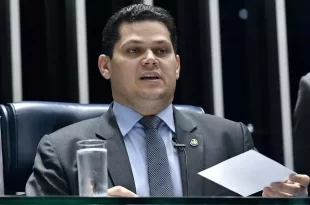 Alcolumbre é investigado por uso de jatinho de empresa beneficiada por emendas