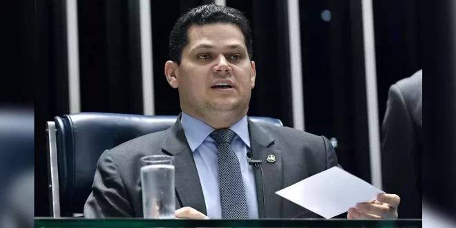 Alcolumbre é investigado por uso de jatinho de empresa beneficiada por emendas