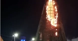 Árvore de Natal que compõe a decoração em frente ao Palácio Rio Branco pega fogo. Governo explica