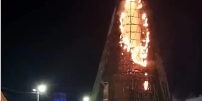 Árvore de Natal que compõe a decoração em frente ao Palácio Rio Branco pega fogo. Governo explica