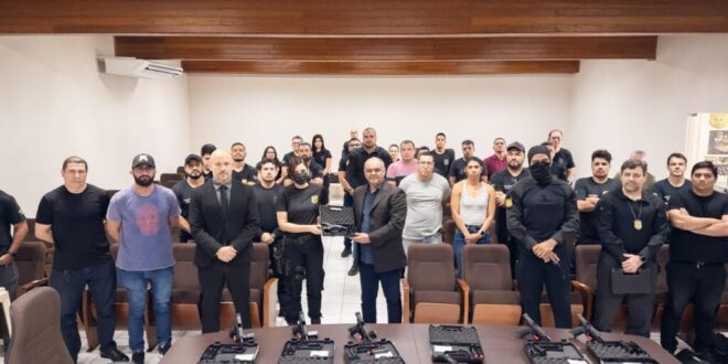 Polícia Civil do Acre entrega pistolas a agentes e escrivães como parte da modernização do armamento