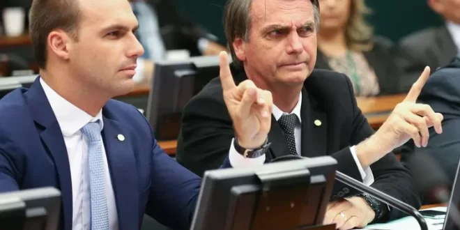 Eduardo Bolsonaro diz ser “plano B” para 2026 e leva bronca do pai