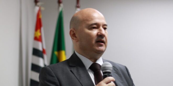 Delegado chefe da inteligência de SP é afastado por envolvimento com PCC