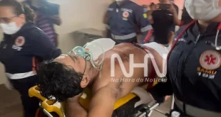 Homem é esfaqueado enquanto bebia com amigos