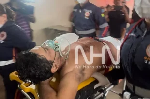 Homem é esfaqueado enquanto bebia com amigos