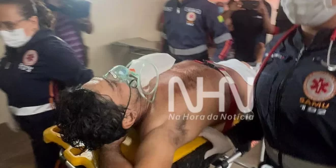 Homem é esfaqueado enquanto bebia com amigos