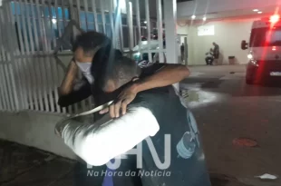 Homens são espancados por populares ao serem flagrados tentando arrombar prédio