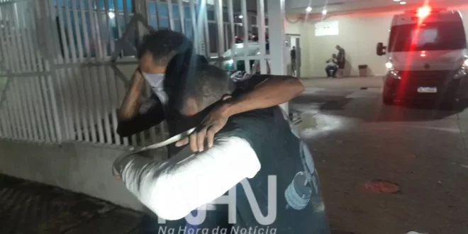 Homens são espancados por populares ao serem flagrados tentando arrombar prédio