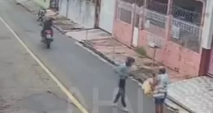 Idosa é assaltada por motociclistas em plena luz do dia