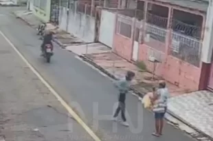 Idosa é assaltada por motociclistas em plena luz do dia