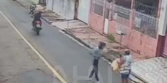 Idosa é assaltada por motociclistas em plena luz do dia