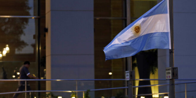 Argentina anuncia reforma migratória que pode afetar brasileiros no país