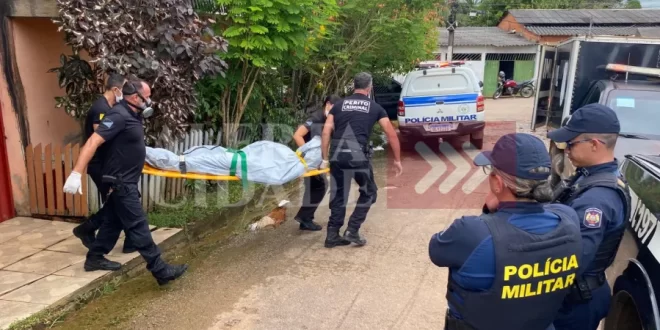 Jovem é encontrado com pernas quebradas e orelha cortada