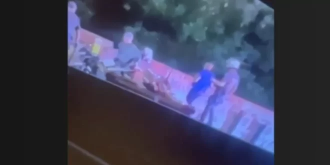 Policiais são flagrados jogando homem de ponte em São Paulo