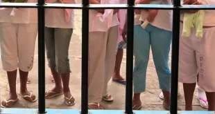 Deputados votam contra ter papel higiênico e absorventes nos presídios femininos