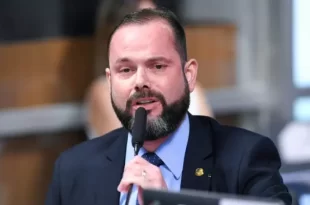 Senador que defendeu policial que atirou homem de ponte é denunciado na PGR
