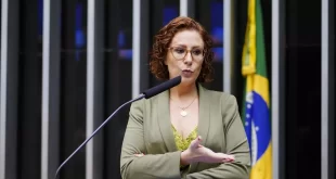 Deputados bolsonaristas usam cota parlamentar para gastos controversos como vinho e viagens a destinos turísticos
